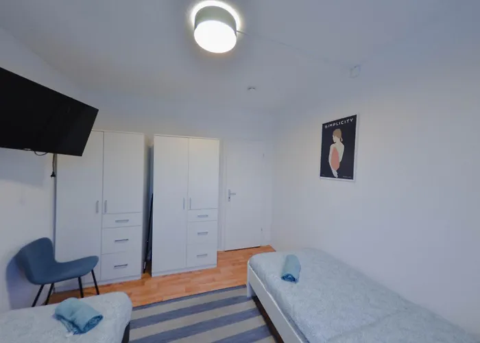 アパート Ideal Fuer Monteure Fully Furnished Halle Saale, 4-6 P ハレ